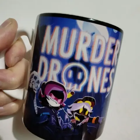Taza Murder Drones con nombre